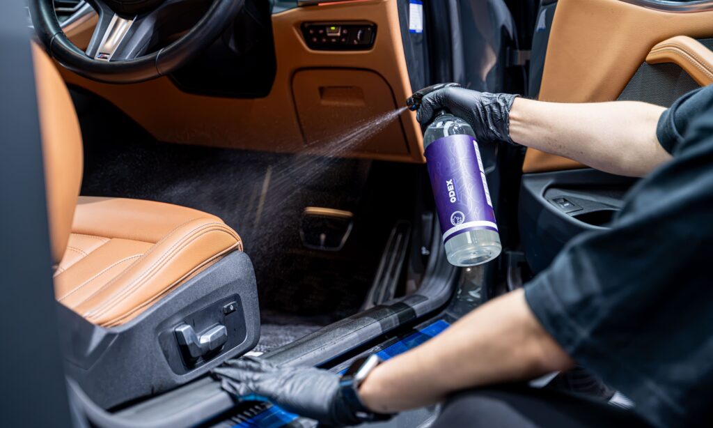 車内用消臭剤を均一にスプレーする