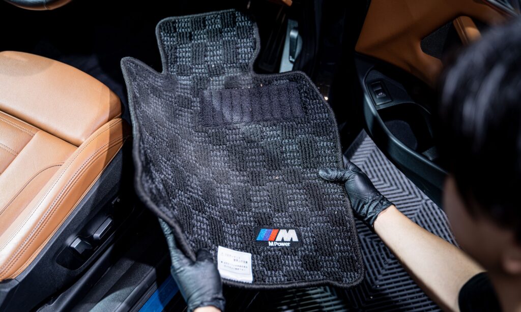 フロアマットや車内の荷物を取り外す